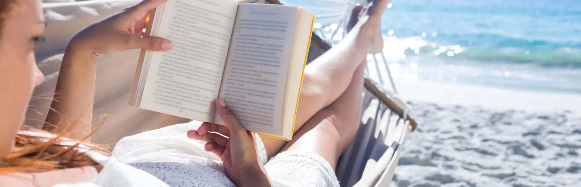 Lezen in hangmat strand