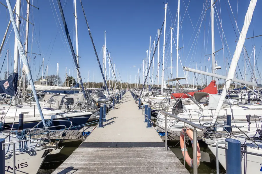 Jachthaven door Sanne Uphoff blauw