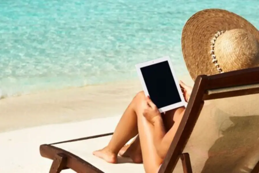 Lezen op tablet strand
