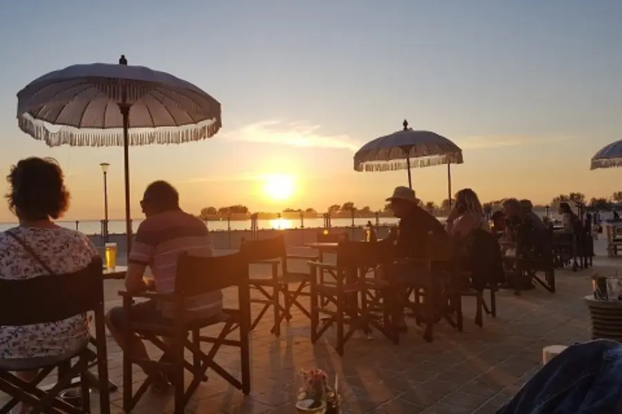Strand terras zonsondergang thuishaven verkleind