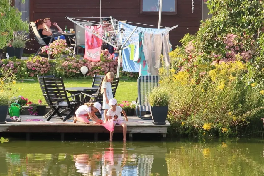 Vissen chalet steiger aan het water Makkum friesland
