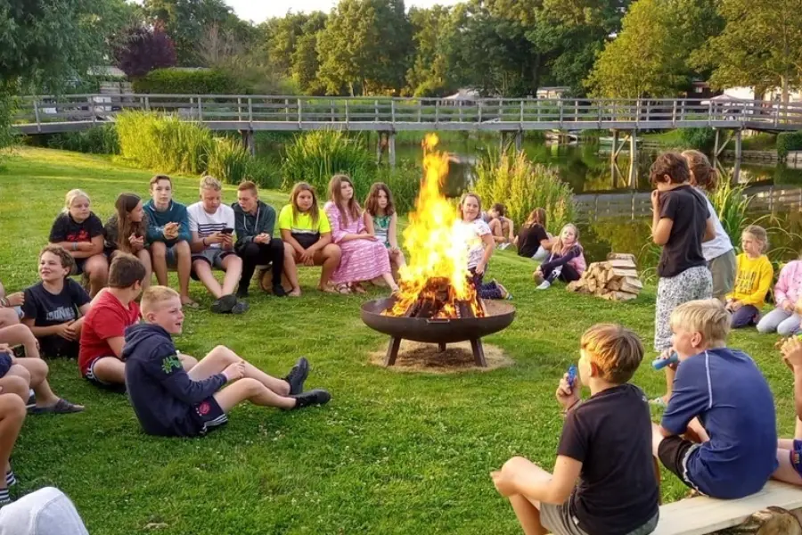 Kampvuur weerwolven recreatieprogramma camping Friesland