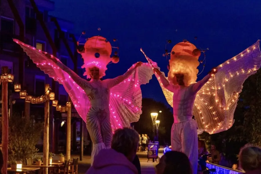 Muziek op het plein steltlopers animatie camping Makkum2