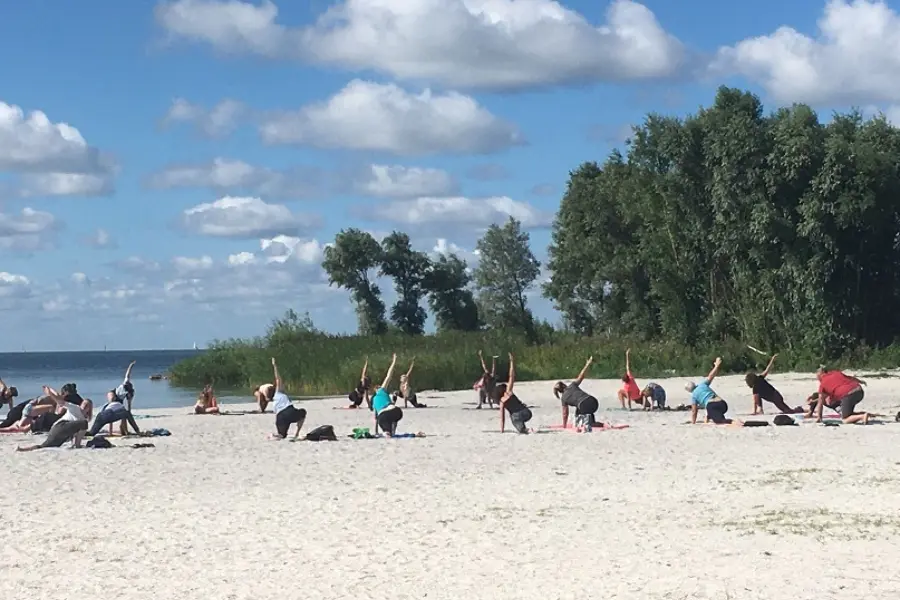 Beach yoga Holle Poarte strand verkleind