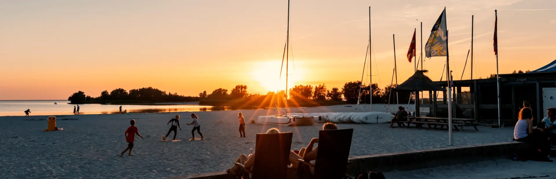 Zonsondergang strand vakantiegevoel surf2