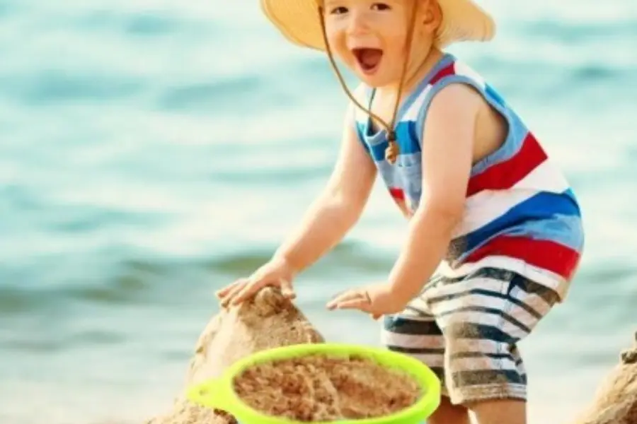 Kind strand Makkum spelen veilig ondiep water