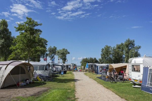 Camping richting strand.jpg